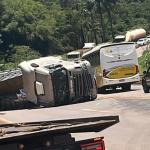 Acidente entre carreta e carro provoca congestionamento na BR-040, em Congonhas