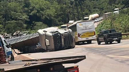 Uma carreta tombou após se envolver em um acidente com outro veículo de carga na BR-040 nesta terça-feira (11)