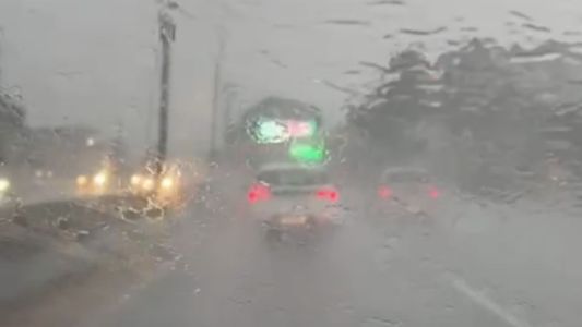 Chuva intensa assusta motoristas que transitam pela Avenida Nossa Senhora do Carmo