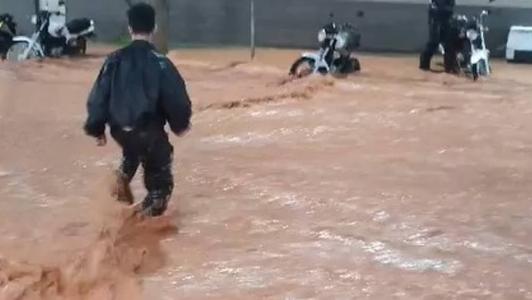 Vídeo: chuva forte provoca alagamentos e atinge João Monlevade, na região Central de Minas