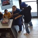 Vídeo: suspeito anuncia assalto, é ignorado e sai 'envergonhado' de salão nos EUA