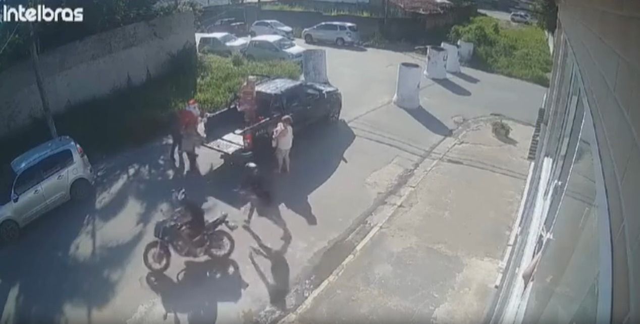Vídeo: criminosos assaltam Papai Noel e roubam grupo no litoral de SP