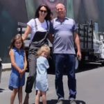 Esposa de Bruce Willis posta vídeo emocionante sobre visita ao estúdio de ‘Duro de Matar’