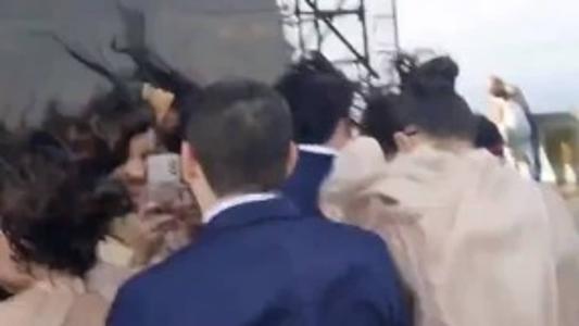 Vídeo de convidados sendo atingidos pelo vento viralizou nas redes sociais