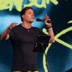 Justiça manda excluir vídeos de André Valadão: 'excedeu os limites da liberdade de expressão e crença'