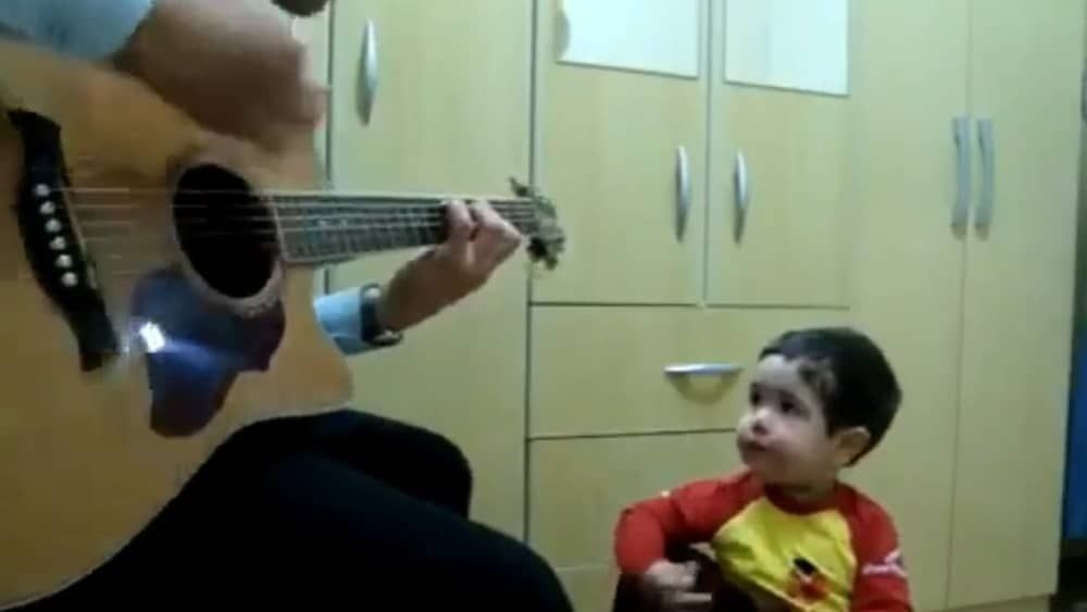 Pai e filho fãs dos Beatles recriam vídeo que viralizou há 10 anos