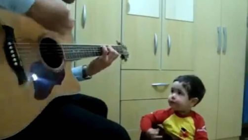Vídeo de pai e filho cantando sucesso dos Beatles viralizou há 10 anos
