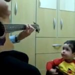 Pai e filho fãs dos Beatles recriam vídeo que viralizou há 10 anos