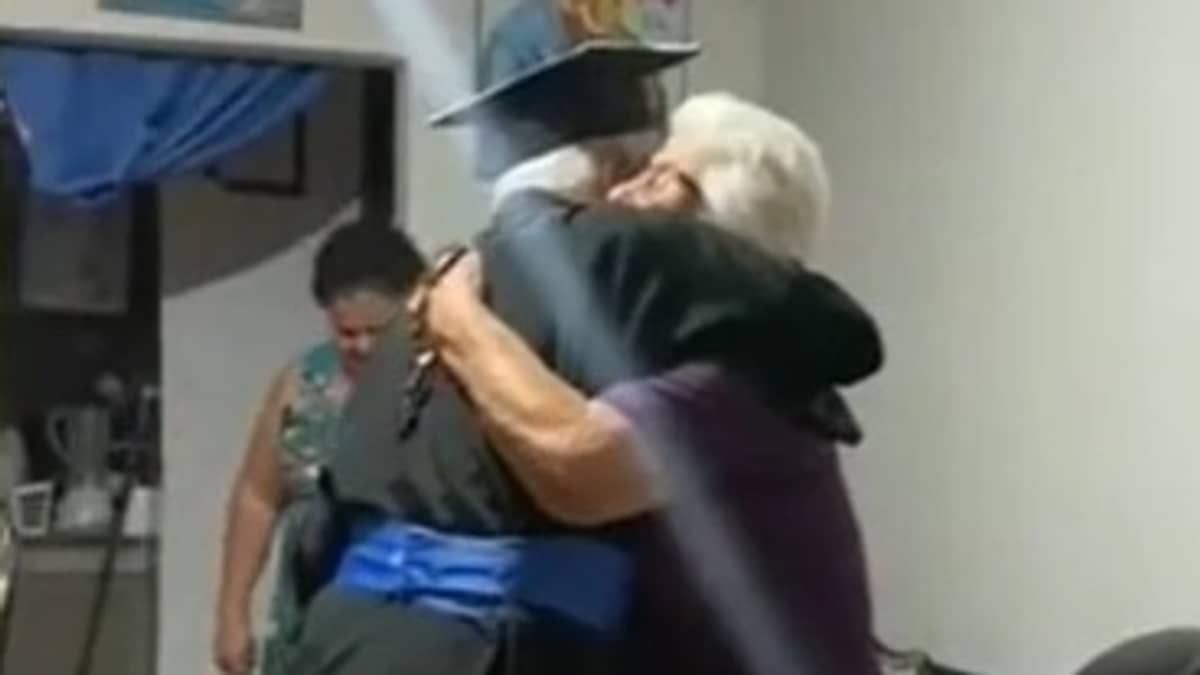 Idoso de 78 anos comemora formatura na faculdade com a mãe e emociona a internet: 'mãe, formei!'
