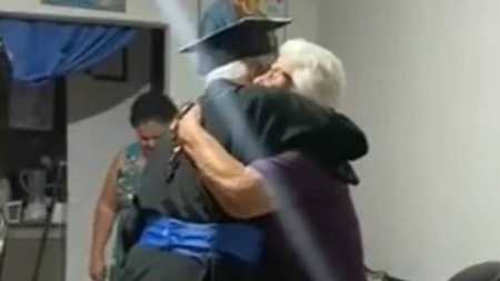 Vídeo do homem comemorando com a mãe foi visto por mais de 2 milhões de pessoas