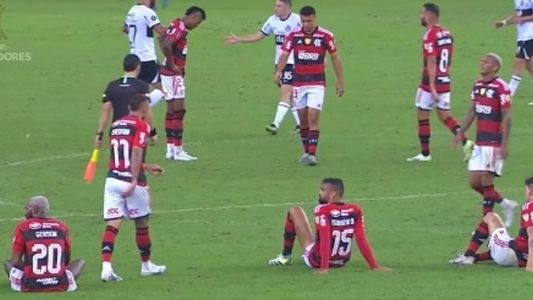 Vídeo do Olimpia mostra jogadores do Flamengo sentados após jogo no Maracanã