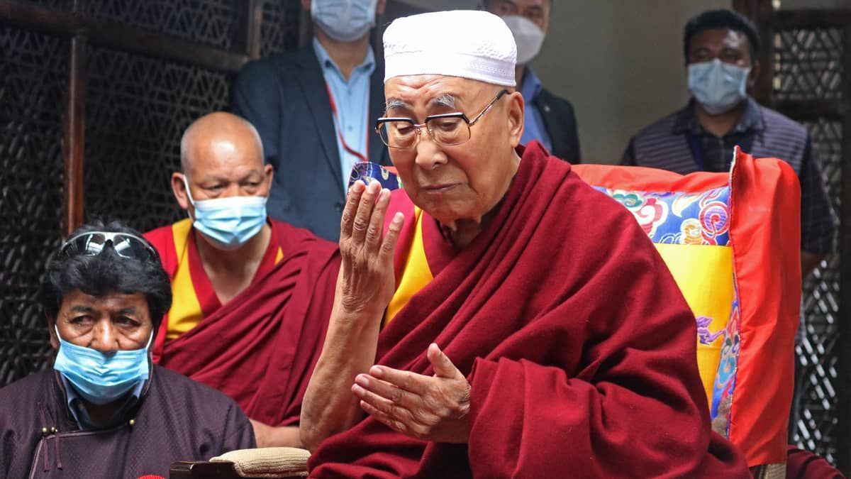 Dalai Lama pede desculpas após pedir menino para chupar sua língua