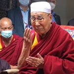 Dalai Lama pede desculpas após pedir menino para chupar sua língua