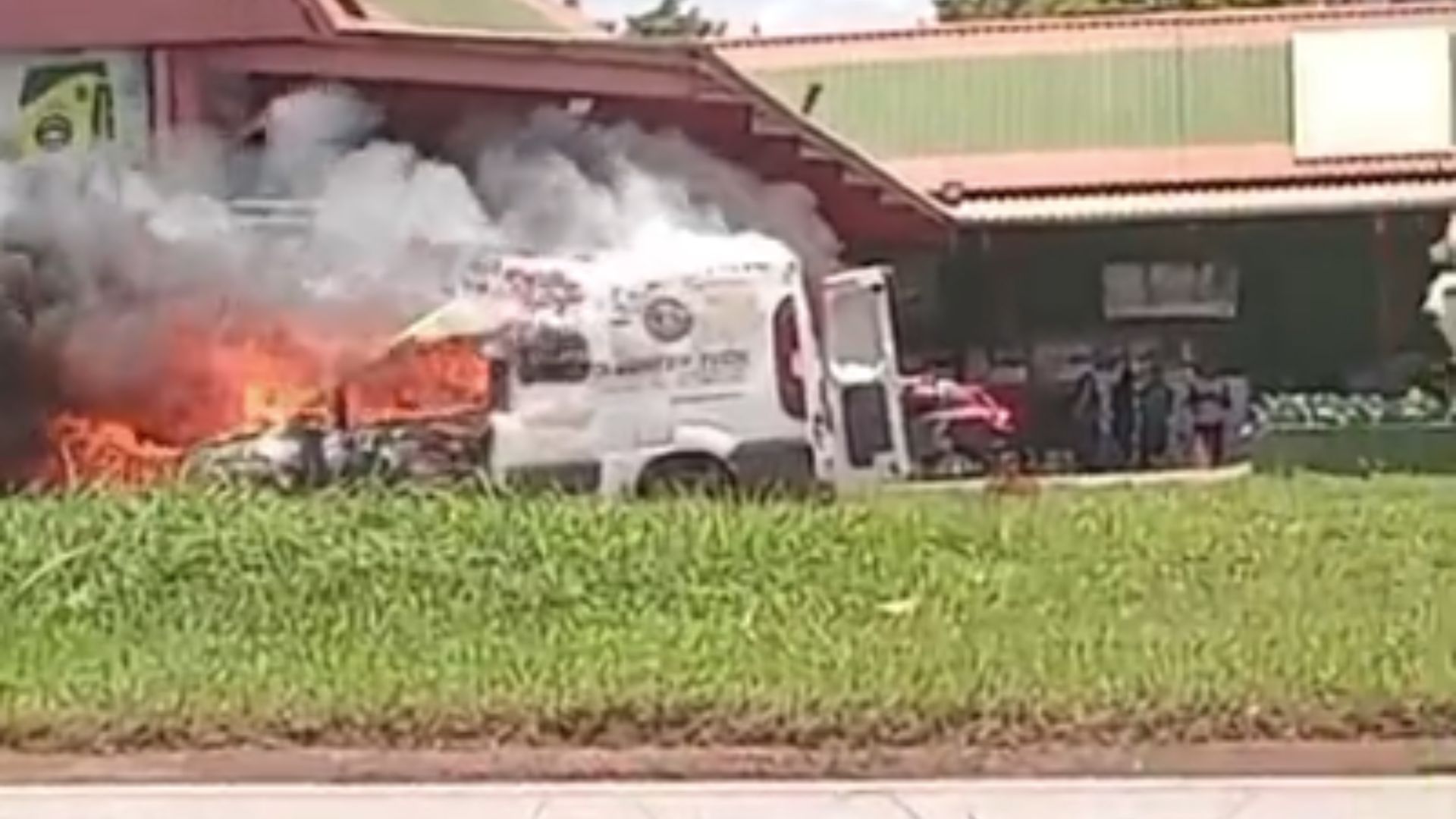 Vídeo: Fiorino pega fogo na BR-040 em Nova Lima, na Grande BH