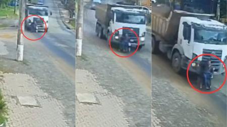 Idoso ficou com a cadeira de rodas presa no para-choque do caminhão.
