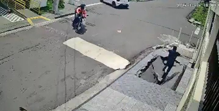 Vídeo flagra momento em que calçada cede e homem afunda em buraco em Manaus