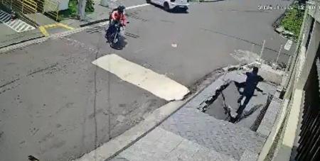 Vídeo flagra momento em que calçada cede e homem afunda em buraco em Manaus