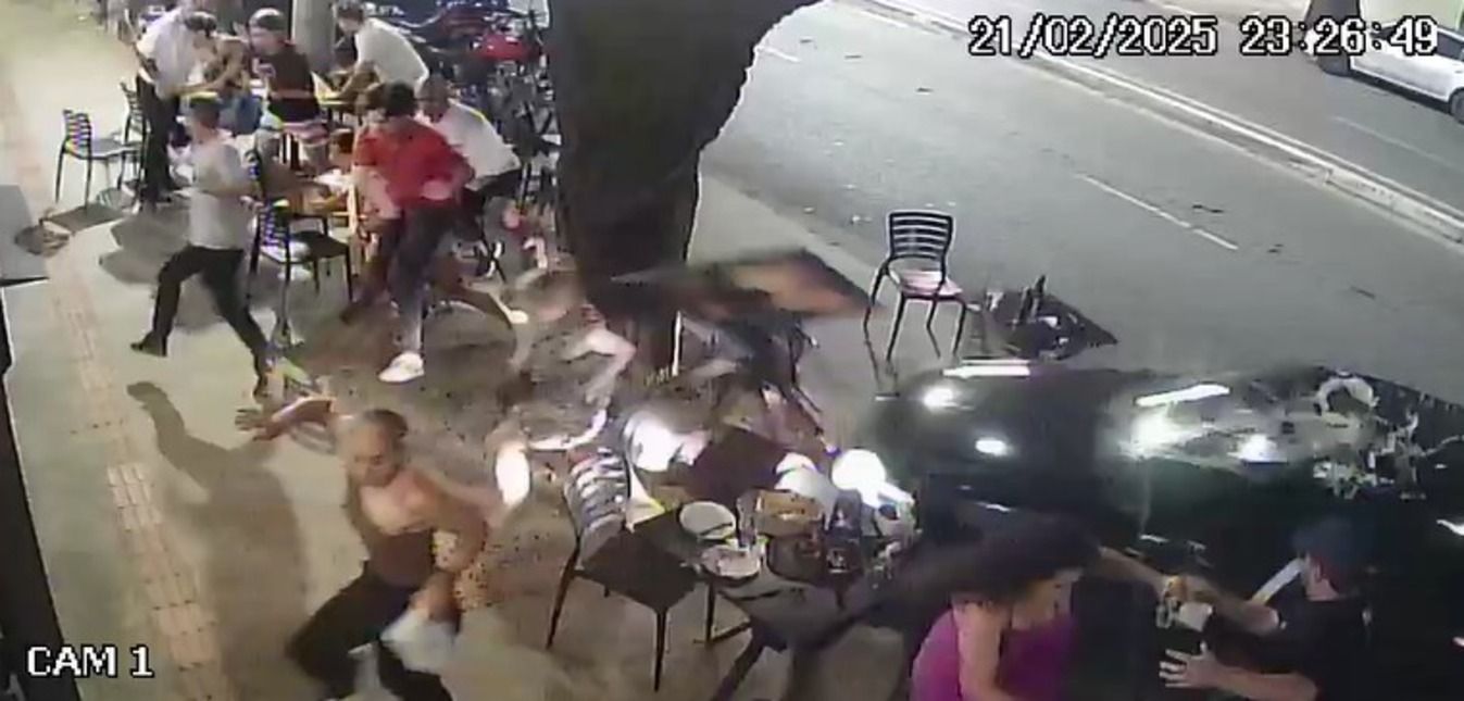 Vídeo flagra motorista embriagado invadindo calçada e quase atropelando pedestres em BH