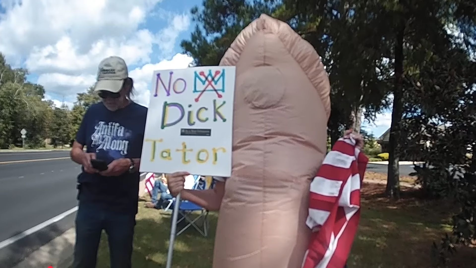 Vídeo: idosa vestida de pênis é presa em protesto contra Trump nos EUA