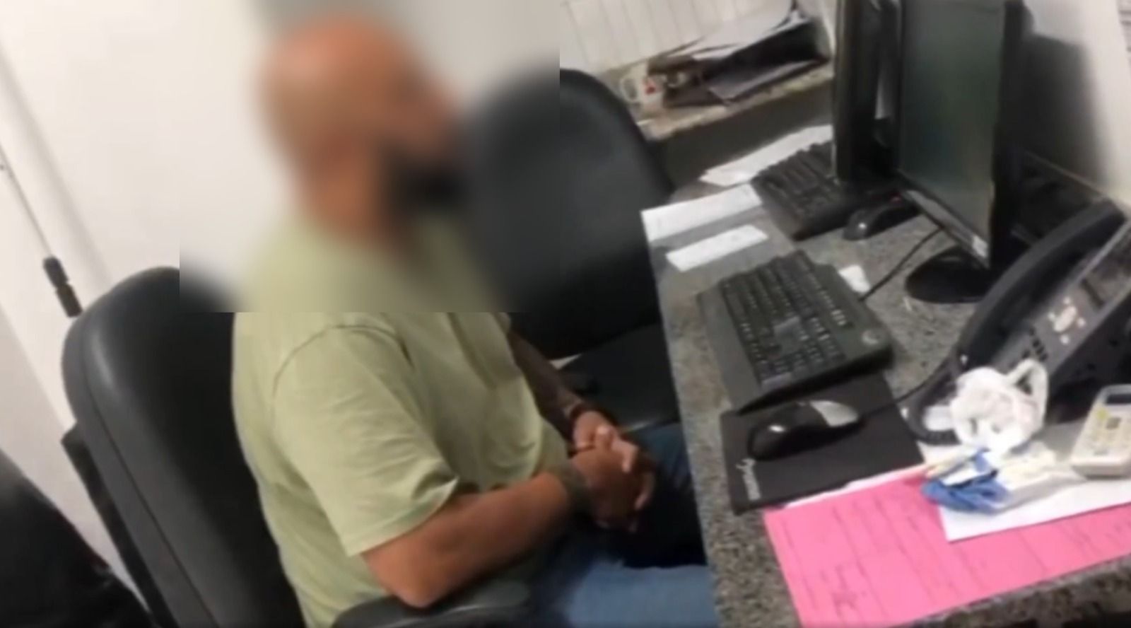 Vídeo: médico chega para trabalhar bêbado, tenta fugir, bate em carro de paciente e é preso, diz PM