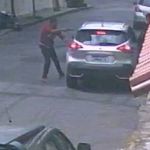 Vídeo: assaltantes armados roubam carro em rua do bairro Nova Suíça, em BH