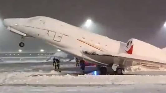 Vídeo mostra avião congelado
