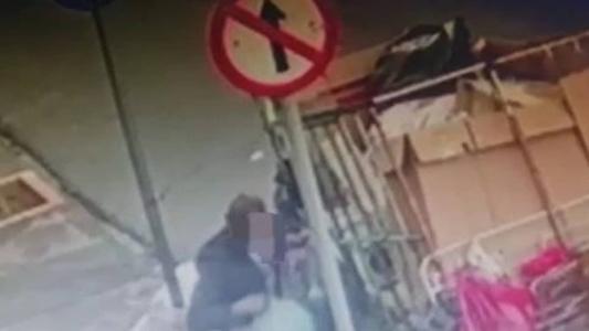 Vídeo mostra criminoso furtando garrafas pet e outros materiais em BH