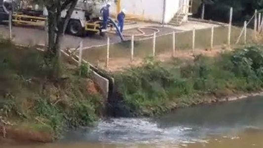 Vídeo mostra funcionários da Copasa jogando esgoto no rio Casca