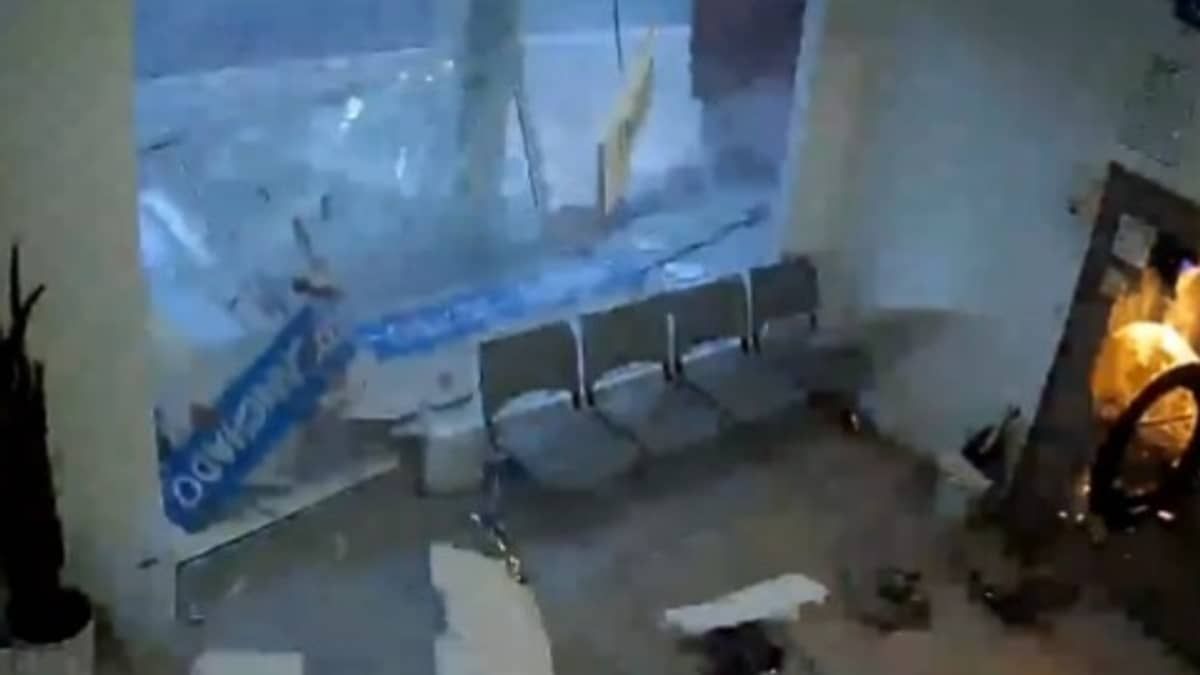 Vídeo: máquina de lavar explode e destrói fachada de loja; saiba o que provocou explosão