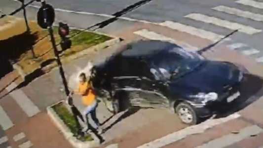 Acidente foi flagrado por câmera de segurança e ocorreu no cruzamento da Avenida Olegário Maciel, na Região Centro-Sul de Belo Horizonte, na tarde dessa quinta-feira (20)