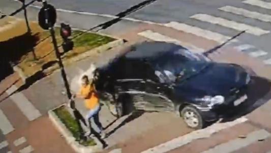 Acidente foi flagrado por câmera de segurança e ocorreu no cruzamento da Avenida Olegário Maciel, na Região Centro-Sul de Belo Horizonte, na tarde dessa quinta-feira (20)