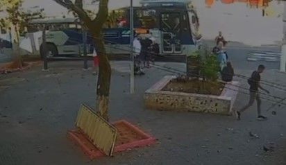 Mulher é socorrida após ser atropelada por ônibus em Belo Horizonte