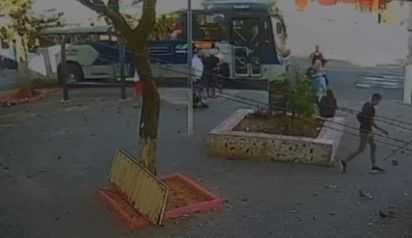 Mulher é socorrida após ser atropelada por ônibus em Belo Horizonte
