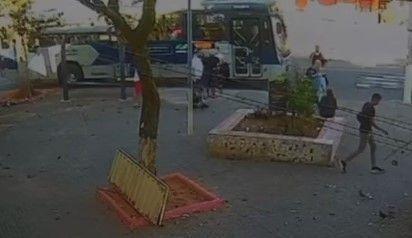 Mulher é socorrida após ser atropelada por ônibus em Belo Horizonte