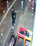 Vídeo mostra momento em que suspeito mira arma para PM antes de ser morto em BH