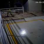 Vídeo: trio entra no prédio do Santo Antônio, Centro-Sul de BH, e furta bicicleta
