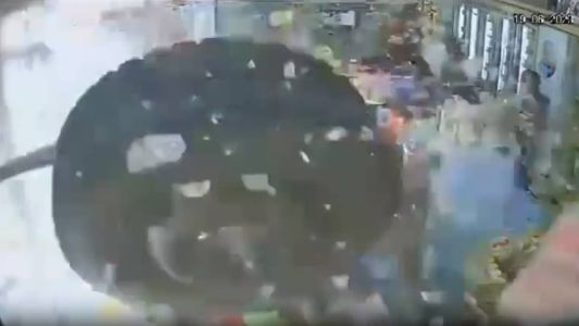 Vídeo mostra momento em que pneu invade loja de conveniência