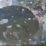 Vídeo: pneu se solta de caminhão e invade loja de conveniência em rodovia de SC