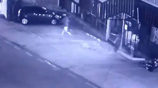 Vídeo mostra momento que criminoso começa a atirar contra vítima e a jovem é atingida