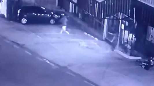 Vídeo mostra momento que criminoso começa a atirar contra vítima e a jovem é atingida