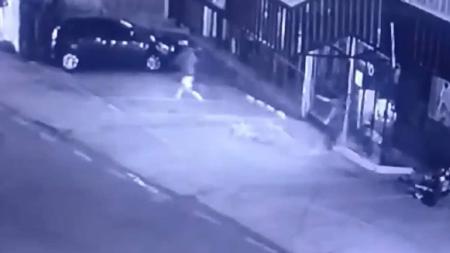 Vídeo mostra momento que criminoso começa a atirar contra vítima e a jovem é atingida