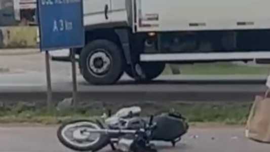 Vídeo mostra moto caída na rodovia e vítimas caídas debaixo de carreta