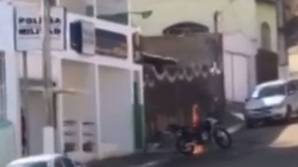Vídeo: jovem fica revoltado com presença da PM e ateia fogo em moto de policial em MG