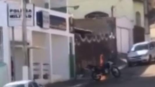 Vídeo mostra moto pegando fogo em frente à delegacia em Minas