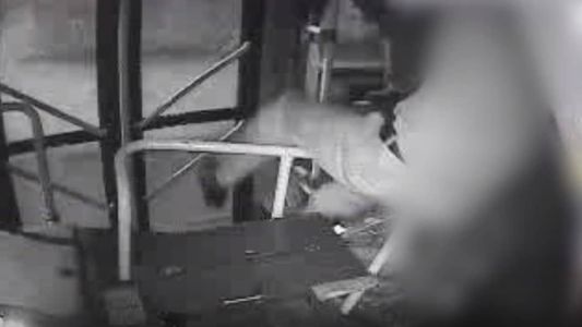 Vídeo mostra motorista sendo puxado pelos suspeitos