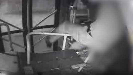 Vídeo mostra motorista sendo puxado pelos suspeitos