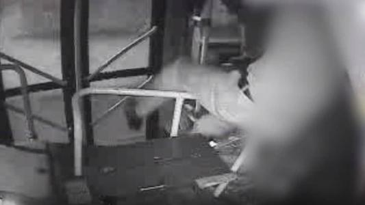 Vídeo mostra motorista sendo puxado pelos suspeitos
