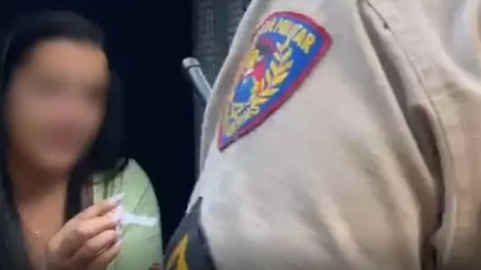 Vídeo mostra mulher chamando policial de 'negro fedorento'