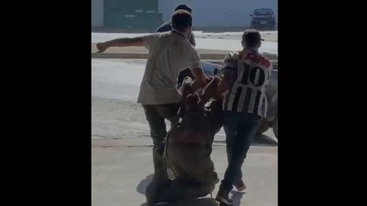 Vídeo mostra o homem sendo arrasado para o carro