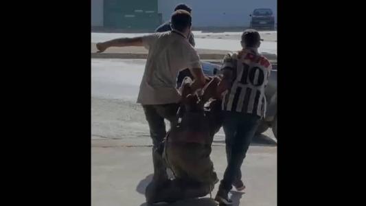 Vídeo mostra o homem sendo arrasado para o carro
